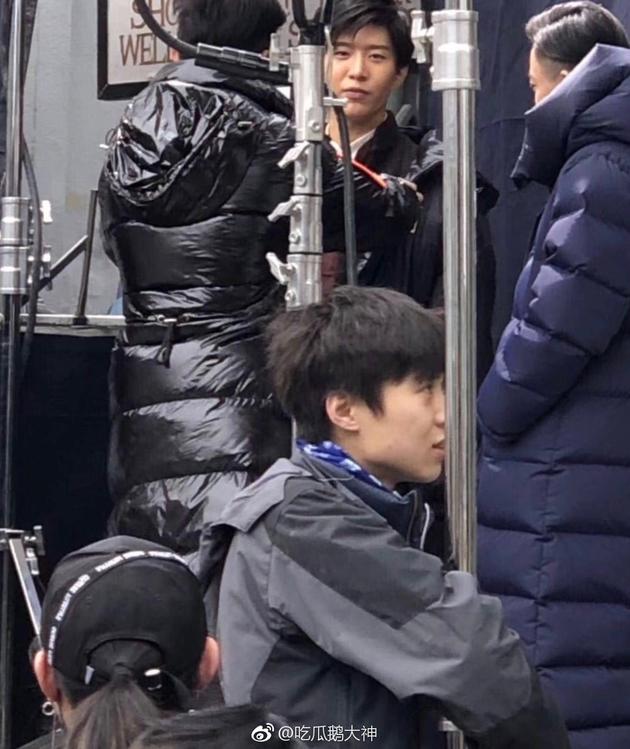 疑似范丞丞拍戏路透照曝光